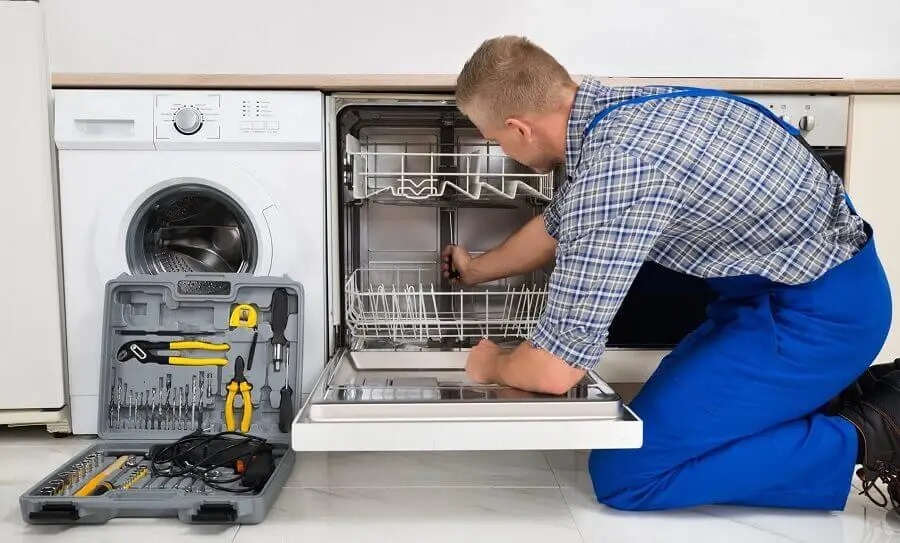 Güdül Miele servisi teknisyen ekibi beyaz eşya tamiri yaparken